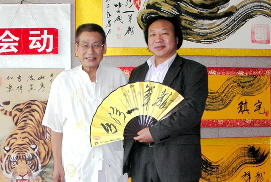 我(西服)和台湾一笔龙大师(杨大阁)交流.jpg